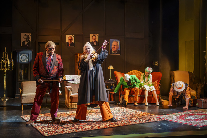 v.l.n.r.: Udo Prucha (Herr Prucha), Gisa Kümmerling (Frau Kümmerling), Hans B. Goetzfried (Herr Goetzfried), Marie-Louise von Gottberg (Frau von Gottberg) und Marvin Thiede (Herr Thiede). Foto: Dirk Rückschloß/Pixore Photography