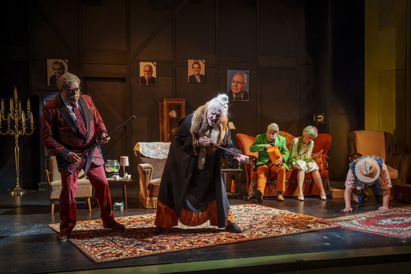 v.l.n.r.: Udo Prucha (Herr Prucha), Gisa Kümmerling (Frau Kümmerling), Hans B. Goetzfried (Herr Goetzfried), Marie-Louise von Gottberg (Frau von Gottberg) und Marvin Thiede (Herr Thiede). Foto: Dirk Rückschloß/Pixore Photography