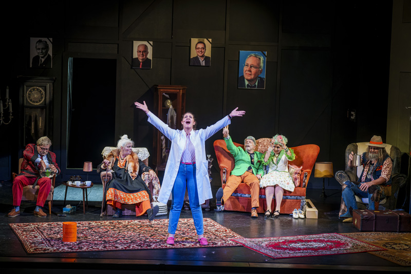 v.l.n.r.: Udo Prucha (Herr Prucha), Gisa Kümmerling (Frau Kümmerling), Annalena Oswald (Schwester Annalena), Hans B. Goetzfried (Herr Goetzfried), Marie-Louise von Gottberg (Frau von Gottberg) und Marvin Thiede (Herr Thiede). Foto: Dirk Rückschloß/Pixore Photography