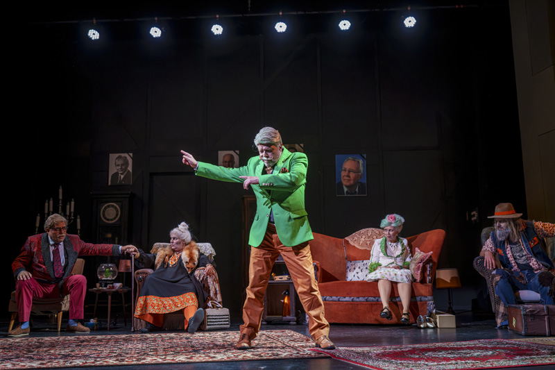 v.l.n.r.: Udo Prucha (Herr Prucha), Gisa Kümmerling (Frau Kümmerling), Hans B. Goetzfried (Herr Goetzfried), Marie-Louise von Gottberg (Frau von Gottberg) und Marvin Thiede (Herr Thiede). Foto: Dirk Rückschloß/Pixore Photography