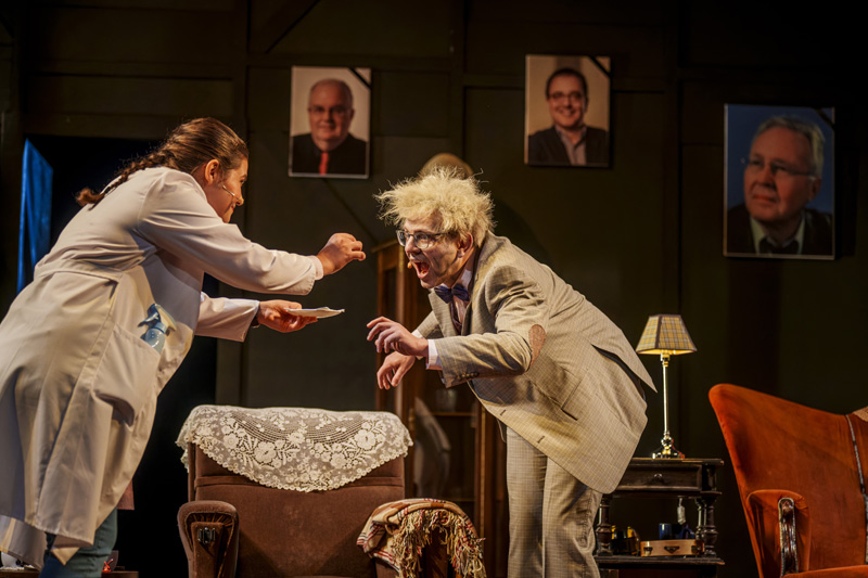 v.l.n.r.: Annalena Oswald (Schwester Annalena) und Markus Teichler (Herr Teichler). Foto: Dirk Rückschloß/Pixore Photography