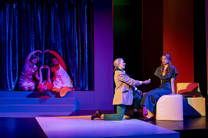 v.l.n.r.: Heidi Lehnert (Anne), Julia Sylvester (Clara), Annalena Oswald (Tillie), Marie-Louise von Gottberg (Fitzwilliam Darcy) und Nadja Roxana Schimonsky (Elisabeth Bennet).</br>

Foto: Dirk Rückschloß/Pixore Photography