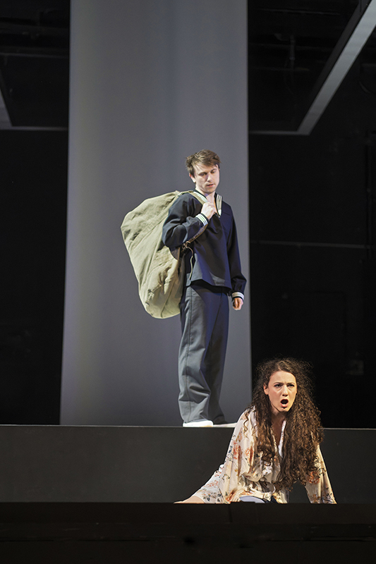 v.l.n.r.: Vincent Wilke (James Vane) und Zsófia Szabó (Sibyl Vane).
Foto: Dirk Rückschloß/Pixore Photography