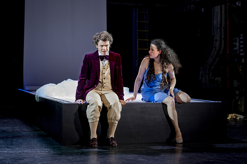 v.l.n.r.: Richard Glöckner (Dorian Gray) und Zsófia Szabó (Sibyl Vane).
Foto: Dirk Rückschloß/Pixore Photography