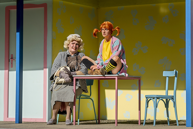 v.l.n.r.: Gisa Kümmerling (Frau Prysselius) und Martha Tham (Pippi Langstrumpf).</br>

Foto: Dirk Rückschloß/Pixore Photography