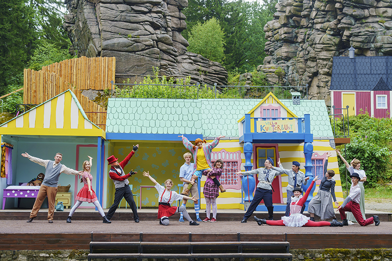 v.l.n.r. Matti Simon (Schüler), Amélie Ritter (Jahrmarktverkäuferin), Olaf Kaden (Manager), Emely Siegert (Jahrmarktverkäuferin), Leopold Peter (Tommy), Martha Tham (Pippi Langstrumpf), Annalena Oswald (Annika), Marvin George (Klang), Christin Schwind (Jahrmarktartistin), Vinzenz Wegmüller (Larsson), Flora Hänsel (Schülerin), Justus Herzig (Jahrmarktartist) und Marie-Louise von Gottberg (Lehrerin).</br>

Foto: Dirk Rückschloß/Pixore Photography