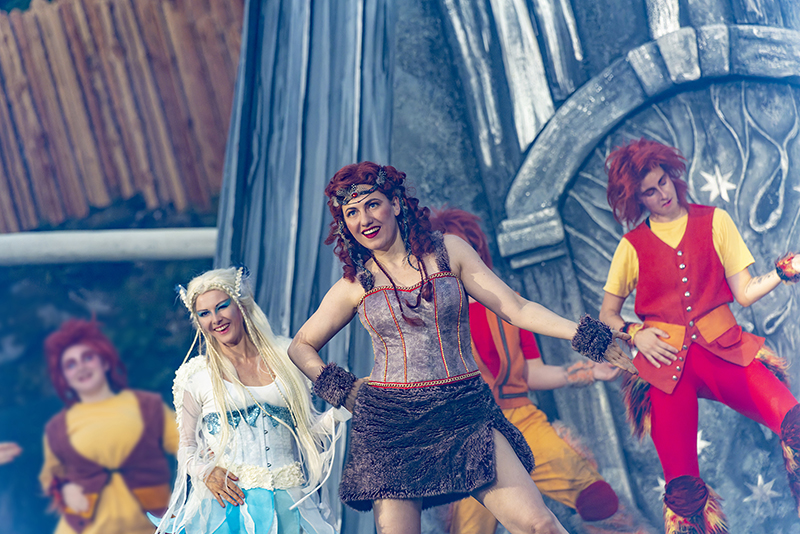 im Hintergrund: Trolle.</br>
im Vordergrund: Franzy Kwetkat (Elfe) und Zsófia Szabó (Evra).</br>

Foto: Dirk Rückschloß / Pixore Photography