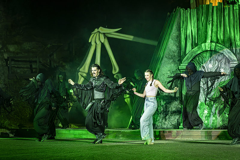 v.l.n.r.: Adrian Laza (Azrel), Julia Wunderlich (Cynthia) und Schatten.</br>

Foto: Dirk Rückschloß / Pixore Photography