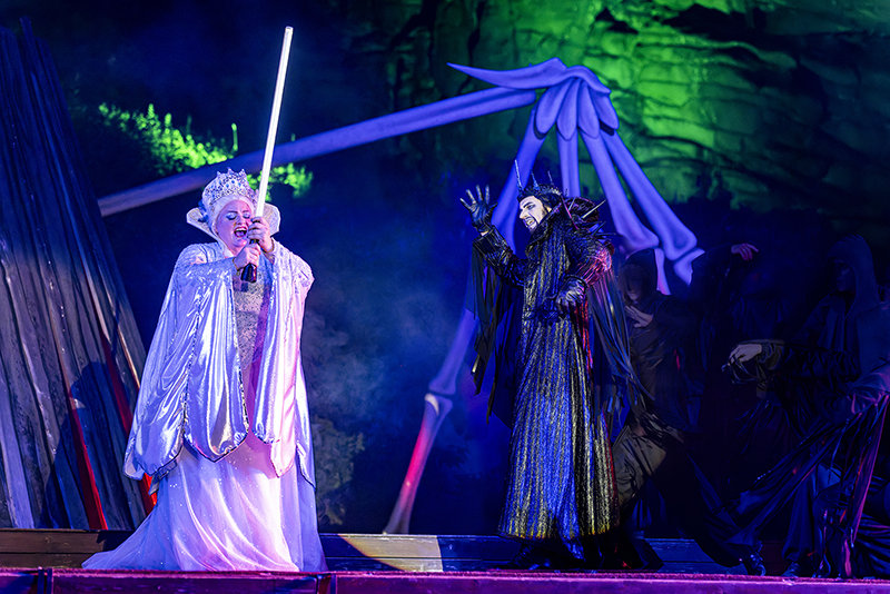 v.l.n.r.: Katharina Meissner (Feariel, Elfenkönigin) und Christian Venzke (Tenebris, Schattenkönig).</br>

Foto: Dirk Rückschloß / Pixore Photography