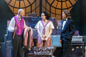 v.l.n.r.: KS Leander de Marel (Der Butler), Zsófia Szabó (Cecily) und Richard Glöckner (Algernon).<br />Foto: Dirk Rückschloß/Pixore Photography