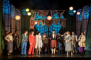 im Hintergrund: Opernchor des Eduard-von-Winterstein-Theaters.<br />im Vordergrund: László Varga (Frederic Chasuble), Bettina Grothkopf (Laetitia Prism), Vincent Wilke (Jack), Richard Glöckner (Algernon), Zsófia Szabó (Cecily), KS Leander de Marel (Der Butler), Magdalena Hallste (Gwendolen) und Gundula Natschinski (Lady Bracknell).<br />Foto: Dirk Rückschloß/Pixore Photography