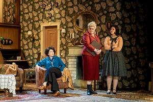 v.l.n.r.: Marie-Louise von Gottberg (Miss Casewell), Gisa Kümmerling (Mrs Boyle) und Annalena Oswald (Mollie Ralston).<br />
Foto: Dirk Rückschloß/Pixore Photography