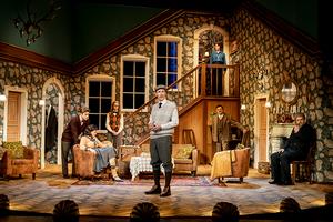 oben: Marie-Louise von Gottberg (Miss Casewell).<br />
unten, v.l.n.r.: Ferdinand Nowitzky (Giles Ralston), Annalena Oswald (Mollie Ralston), Leopold Peter (Christopher Wren), Malte Sylvester (Detective Sergeant Trotter), Udo Prucha (Mr Paravicini) und Marvin Thiede (Major Metcalf).<br />
Foto: Dirk Rückschloß/Pixore Photography