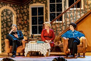 v.l.n.r.: Marvin Thiede (Major Metcalf), Gisa Kümmerling (Mrs Boyle) und Marie-Louise von Gottberg (Miss Casewell).<br />
Foto: Dirk Rückschloß/Pixore Photography