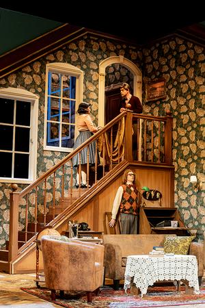 oben, v.l.n.r.: Annalena Oswald (Mollie Ralston) und Ferdinand Nowitzky (Giles Ralston).
unten: Leopold Peter (Christopher Wren).<br />
Foto: Dirk Rückschloß/Pixore Photography