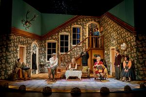 oben: Marie-Louise von Gottberg (Miss Casewell).<br />
unten, v.l.n.r.: Udo Prucha (Mr Paravicini), Malte Sylvester (Detective Sergeant Trotter), Leopold Peter (Christopher Wren), Marvin Thiede (Major Metcalf), Gisa Kümmerling (Mrs Boyle), Ferdinand Nowitzky (Giles Ralston) und Annalena Oswald (Mollie Ralston).<br />
Foto: Dirk Rückschloß/Pixore Photography