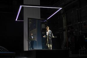 im Hintergrund: Angus Simmons (Lord Henry Wotton).
im Vordergrund: Richard Glöckner (Dorian Gray).
Foto: Dirk Rückschloß/Pixore Photography