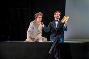 v.l.n.r.: Richard Glöckner (Dorian Gray) und Angus Simmons (Lord Henry Wotton).
Foto: Dirk Rückschloß/Pixore Photography