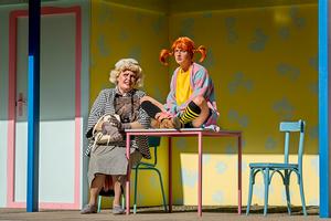 v.l.n.r.: Gisa Kümmerling (Frau Prysselius) und Martha Tham (Pippi Langstrumpf).</br>

Foto: Dirk Rückschloß/Pixore Photography