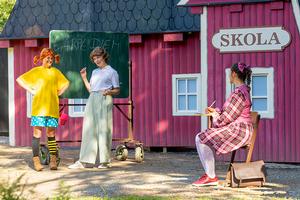 v.l.n.r.: Martha Tham (Pippi Langstrumpf), Marie-Louise von Gottberg (Lehrerin) und Annalena Oswald </br>(Annika).

Foto: Dirk Rückschloß/Pixore Photography