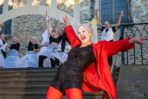 im Vordergrund: Kerstin Maus (Teufel).<br />
Im Hintergrund: Ensemble.<br />
Foto: Dirk Rückschloß/Pixore Photography
