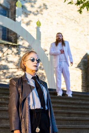 im Hintergrund: Marvin Thiede (Jedermann).<br />
im Vordergrund: Marie-Louise von Gottberg (Tod).<br />
Foto: Dirk Rückschloß/Pixore Photography