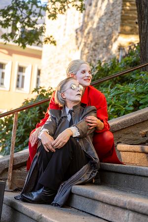 Marie-Louise von Gottberg (Tod) und Kerstin Maus (Teufel).<br />
Foto: Dirk Rückschloß/Pixore Photography